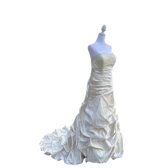 Allure Bridals Ivory Wedding Gown – Style #8674 Size 16 - Picture 1 of 5